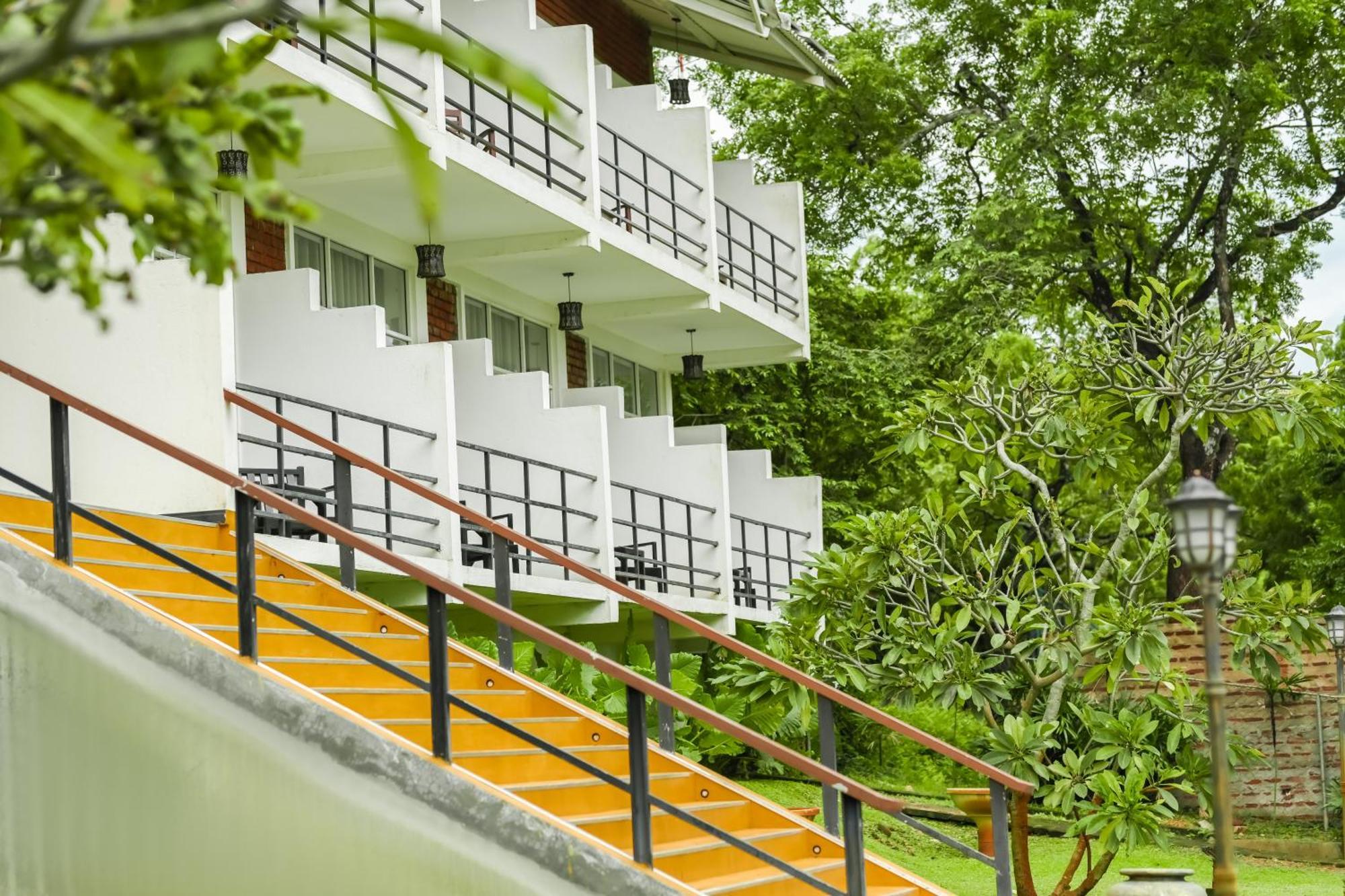 Agbo Hotel Полоннарува Экстерьер фото