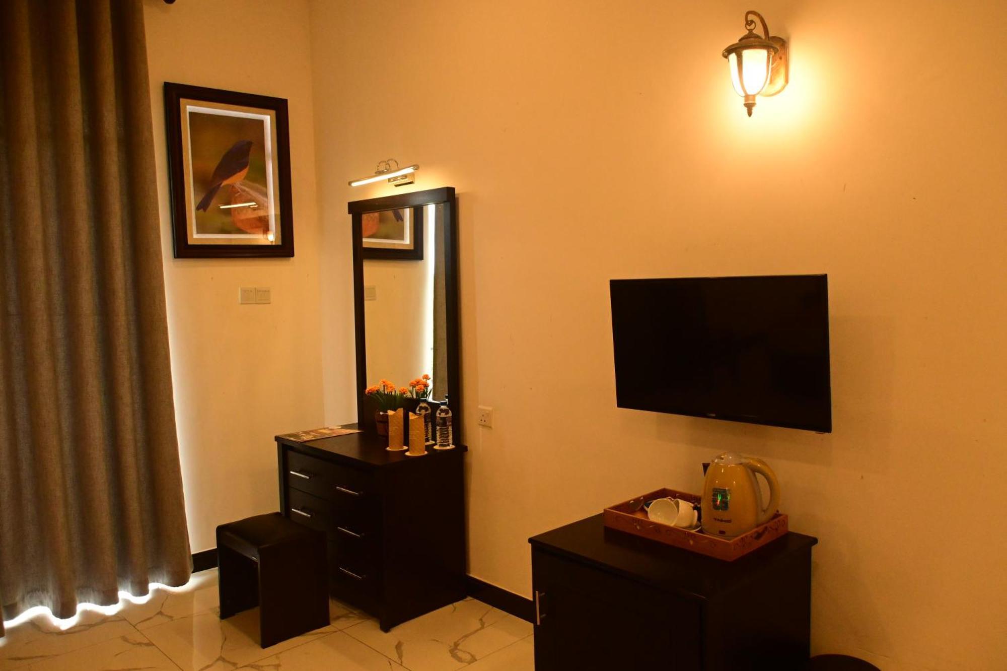 Agbo Hotel Полоннарува Экстерьер фото