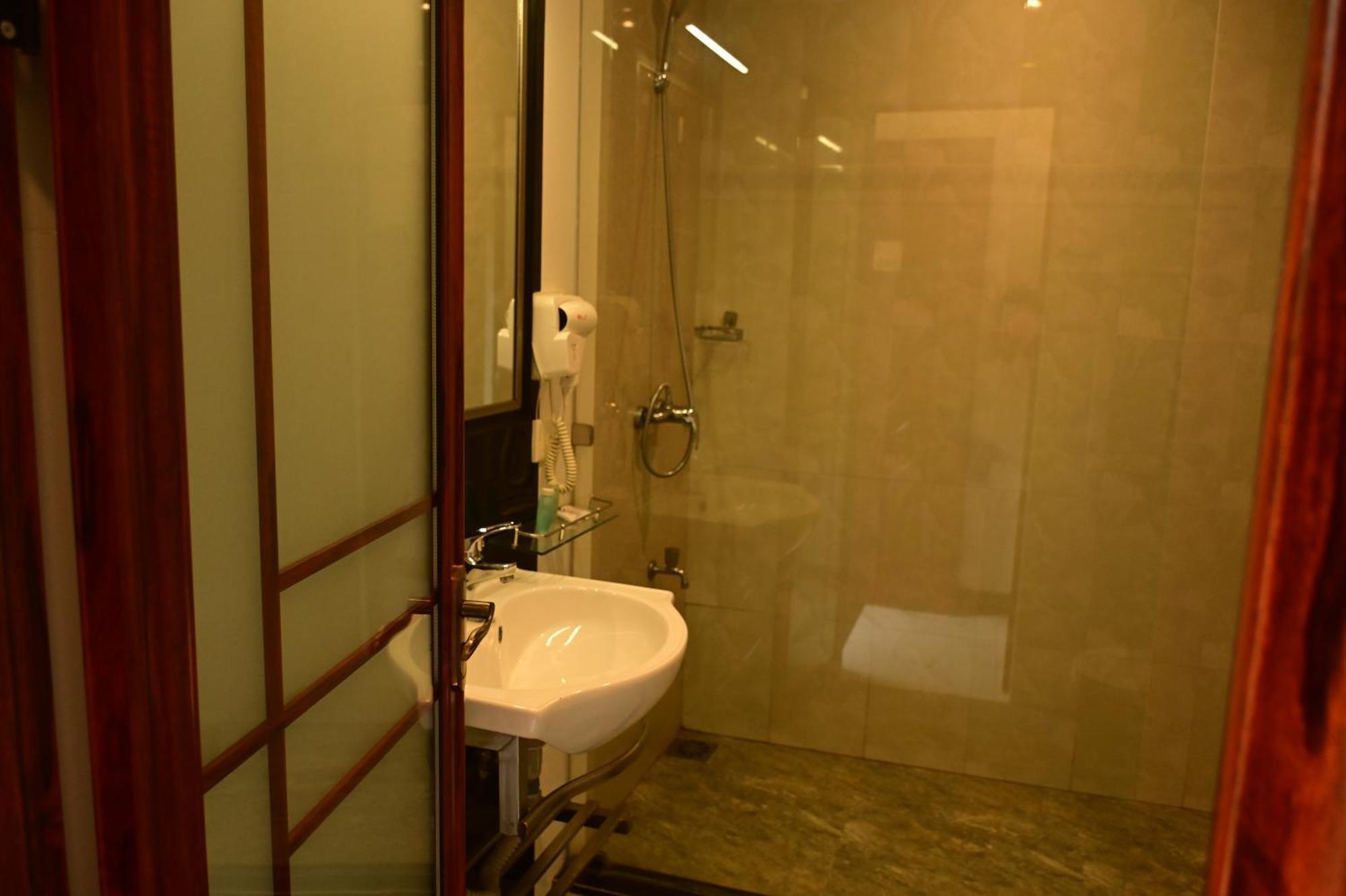 Agbo Hotel Полоннарува Экстерьер фото