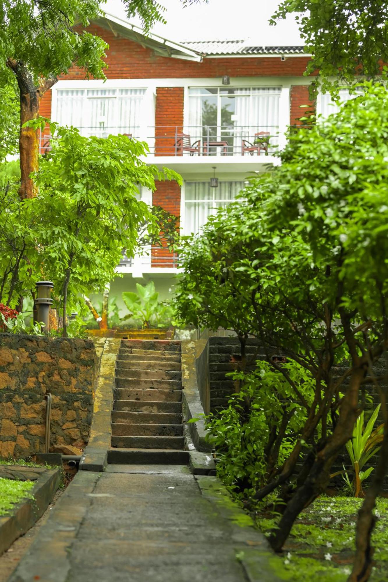 Agbo Hotel Полоннарува Экстерьер фото