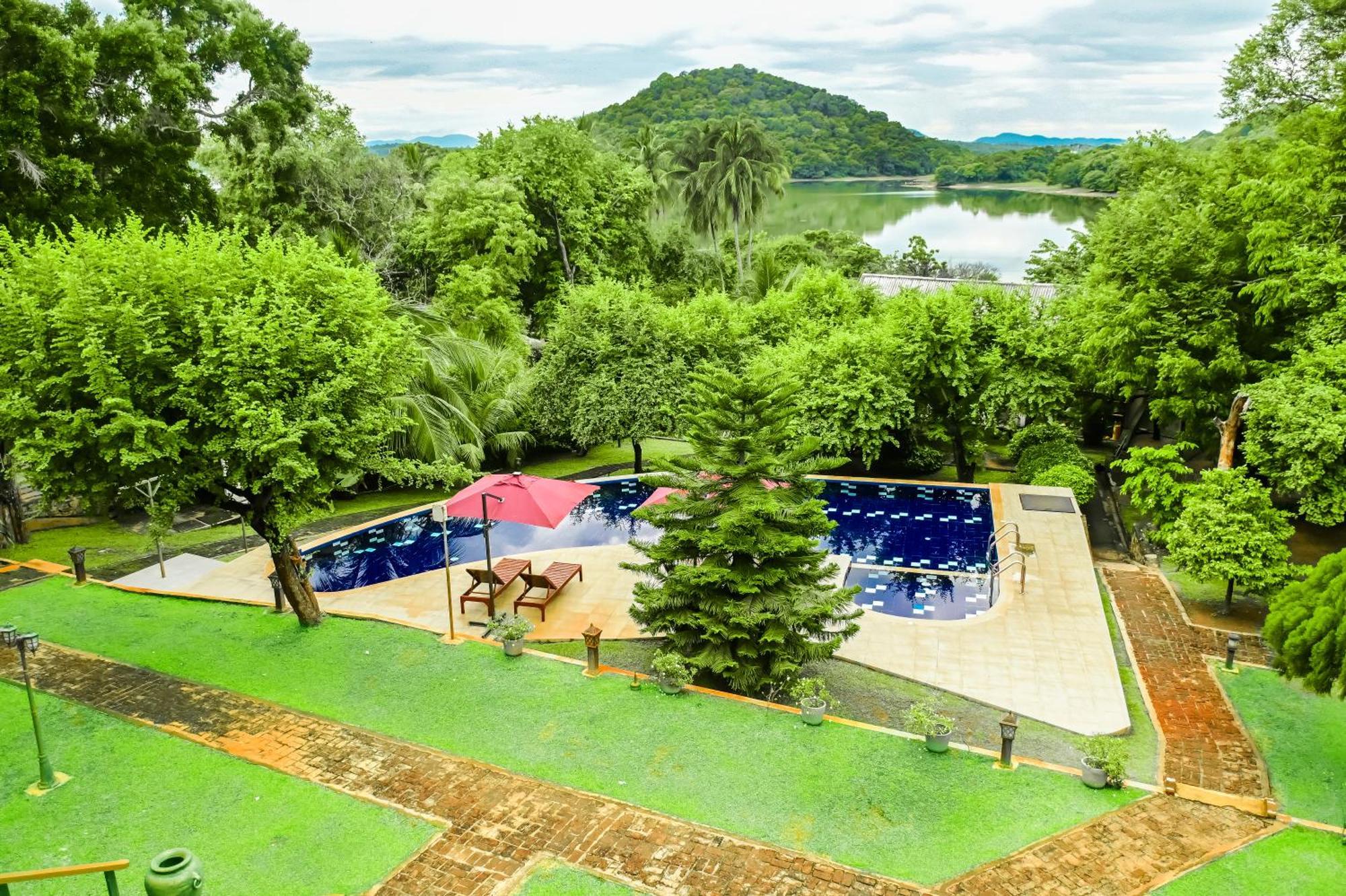 Agbo Hotel Полоннарува Экстерьер фото