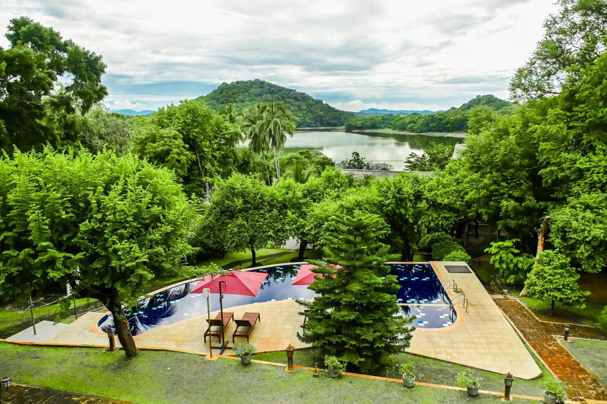 Agbo Hotel Полоннарува Экстерьер фото