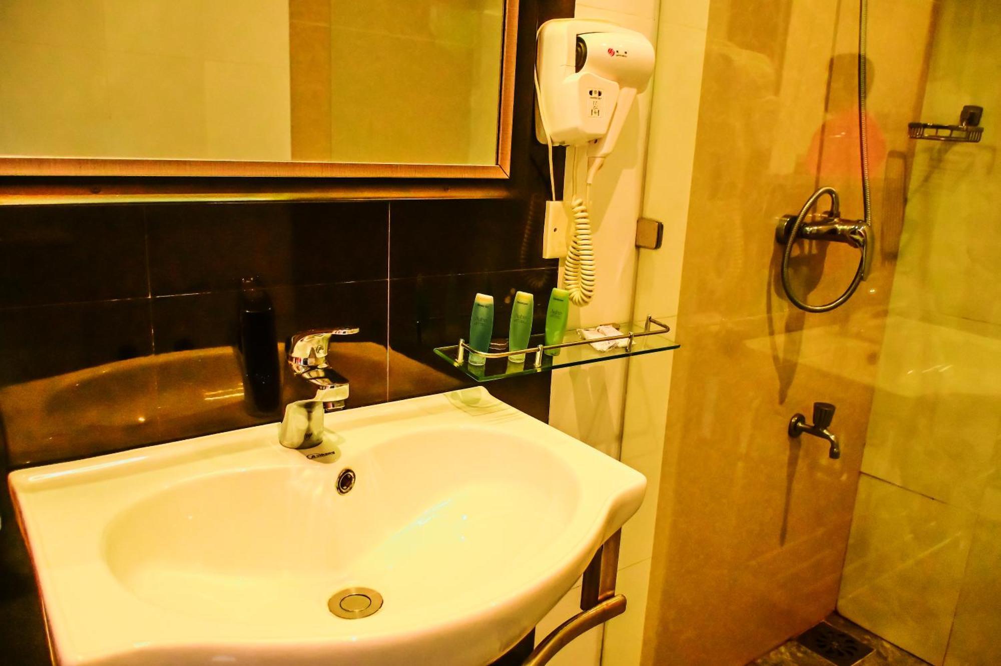 Agbo Hotel Полоннарува Экстерьер фото