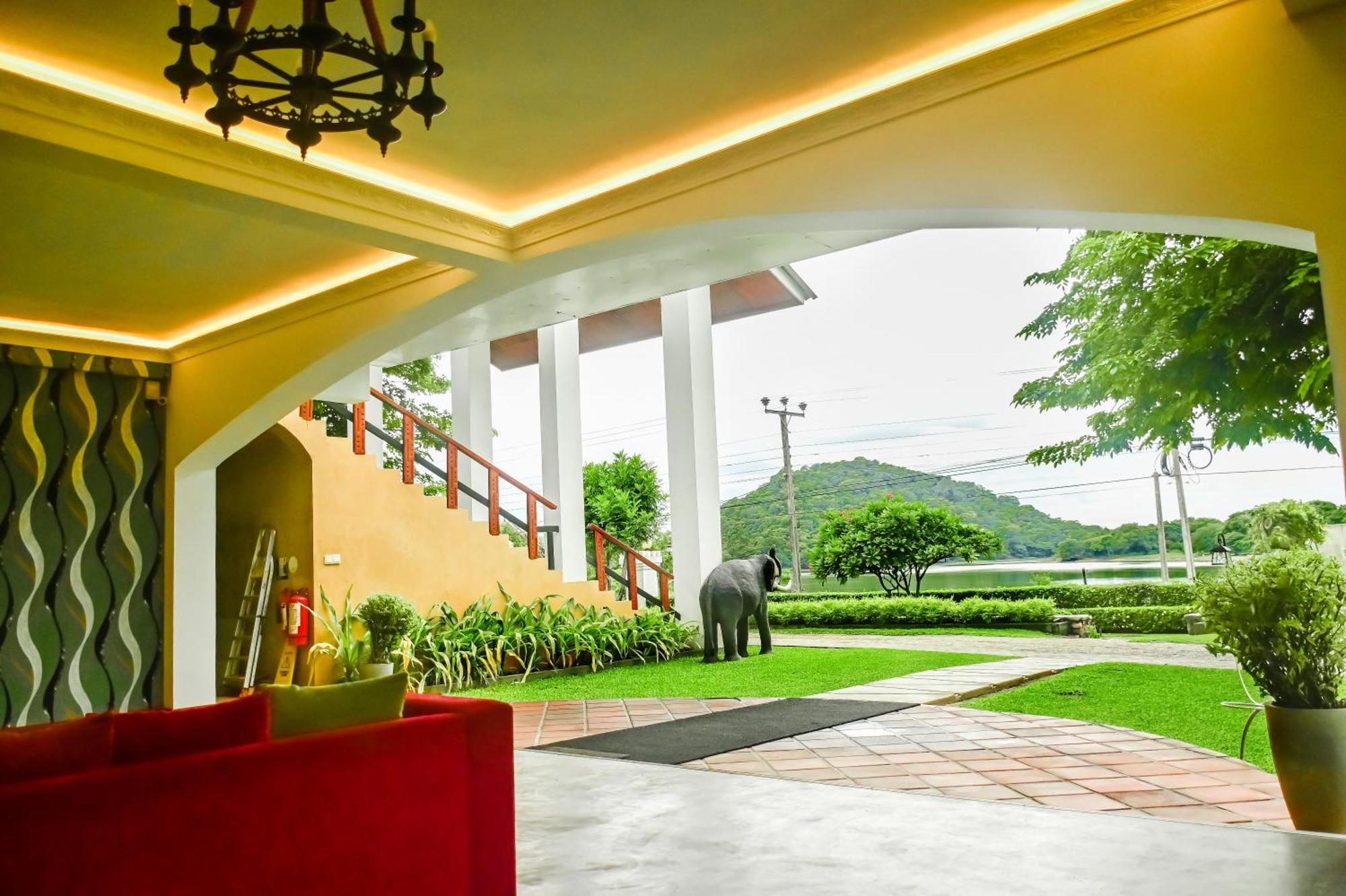 Agbo Hotel Полоннарува Экстерьер фото
