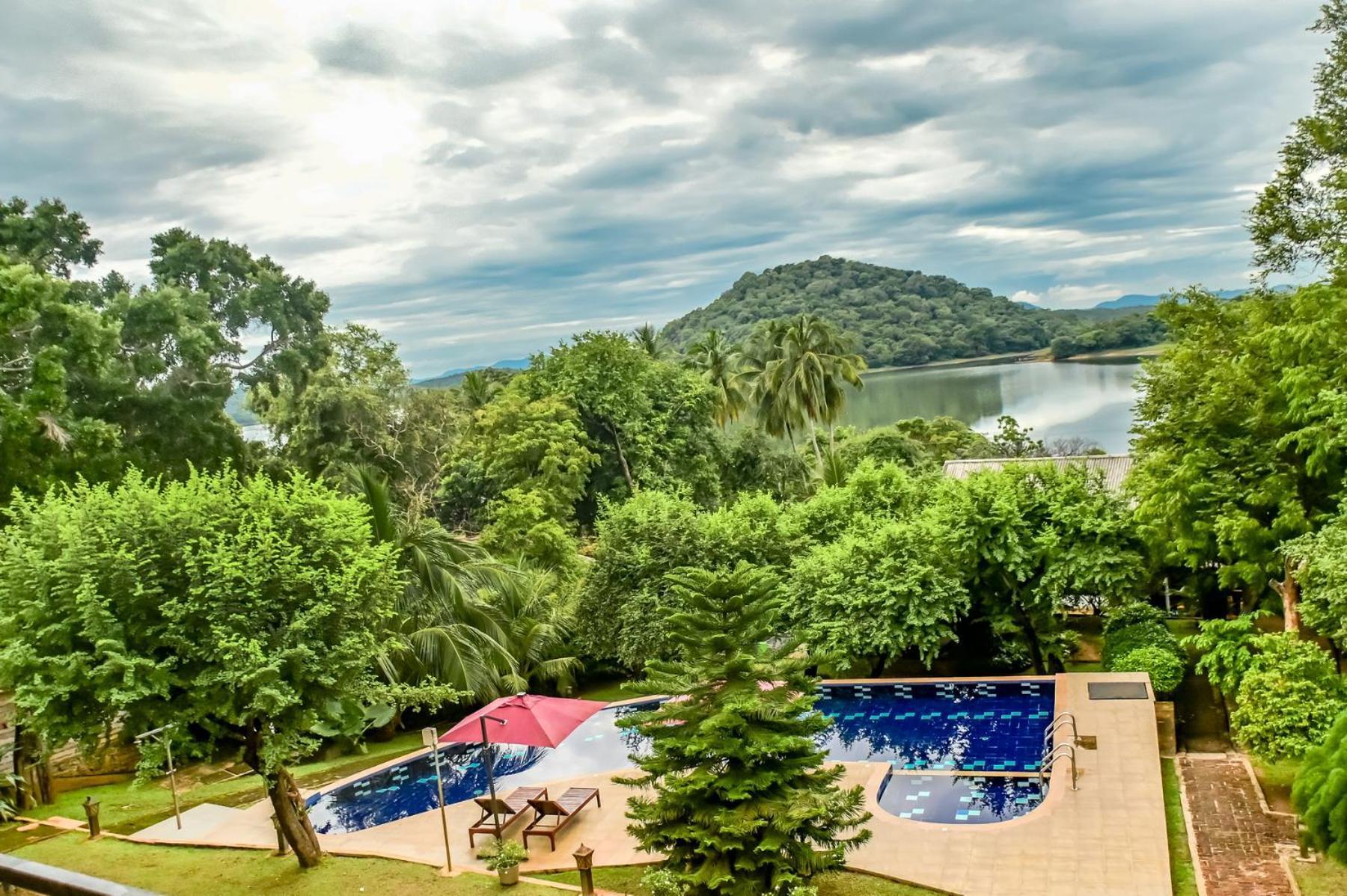 Agbo Hotel Полоннарува Экстерьер фото