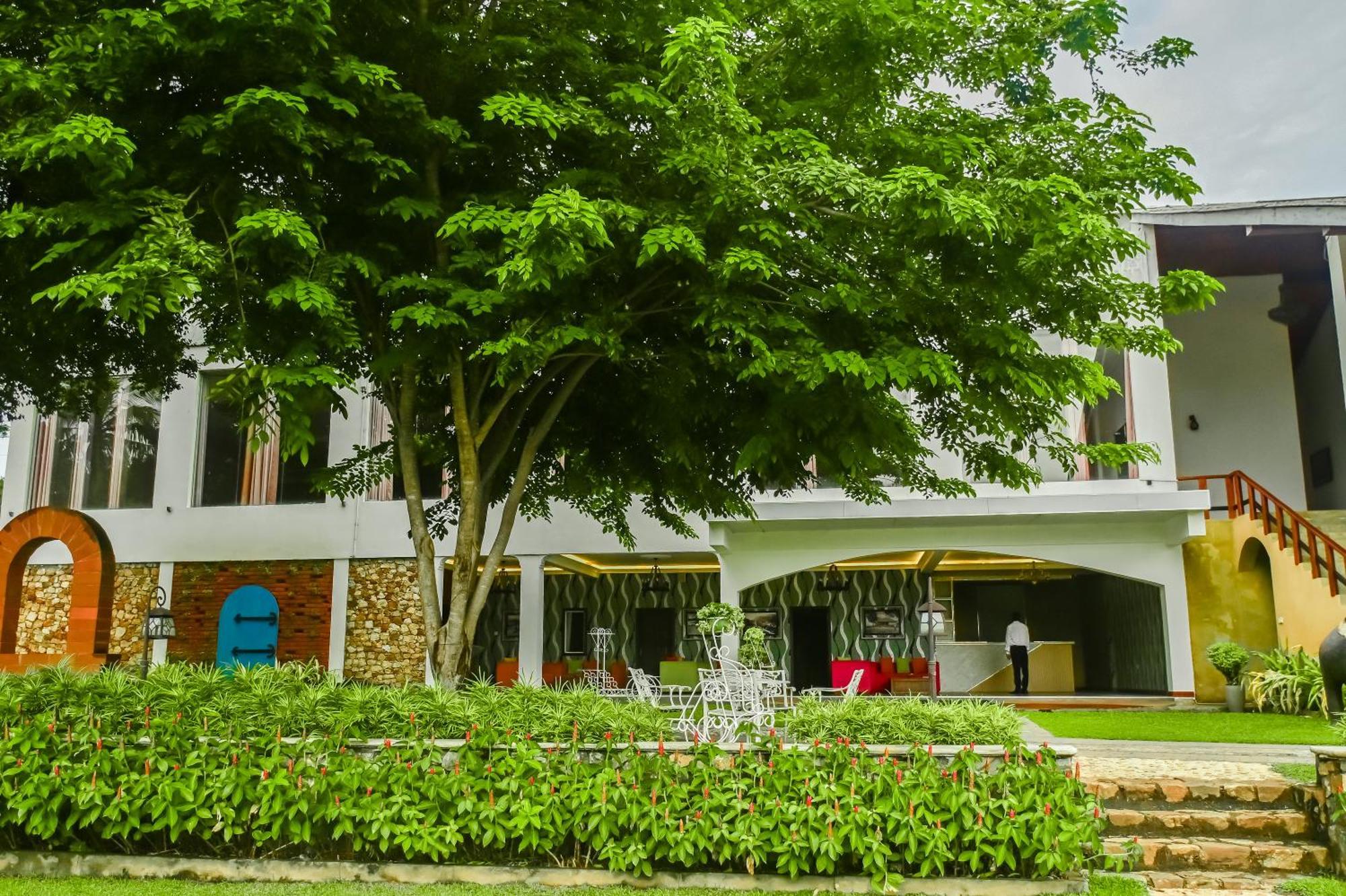 Agbo Hotel Полоннарува Экстерьер фото