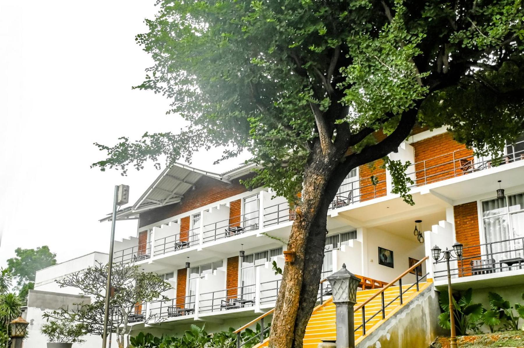 Agbo Hotel Полоннарува Экстерьер фото