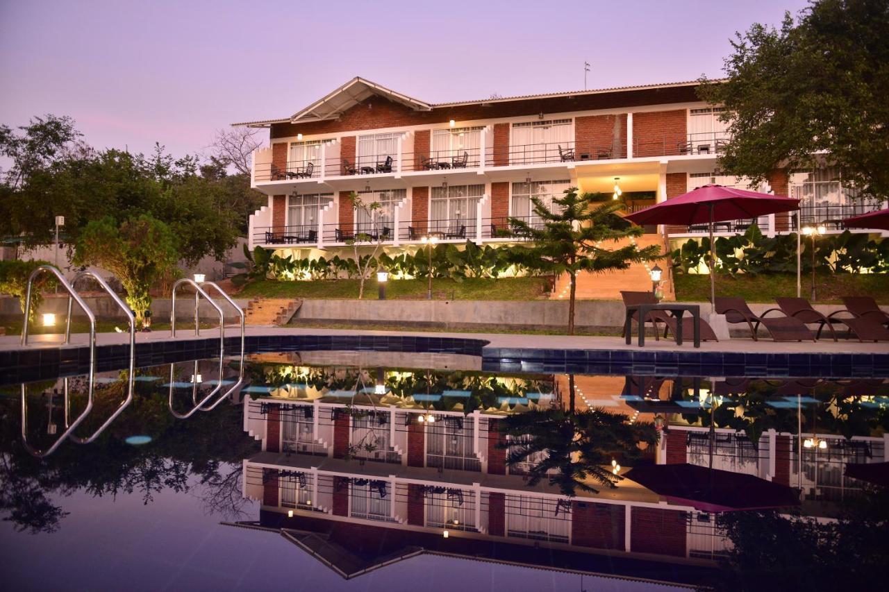 Agbo Hotel Полоннарува Экстерьер фото